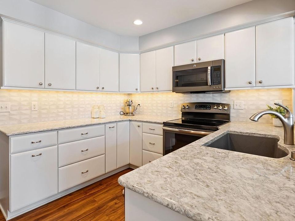 1st image of 6075 Lincoln Dr APT 211