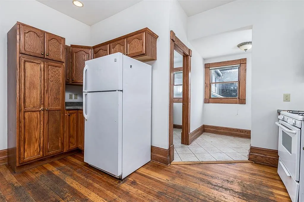 6 bed, 2599 sqft, $2,500 — Photo 3