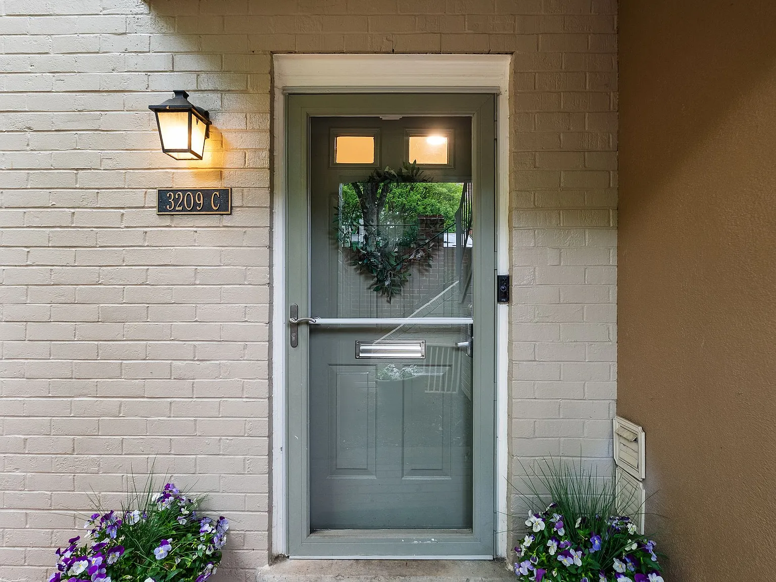 2 bed, 2.5 bath, 1332 sqft, $4,300 — Photo 2