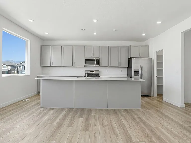 154 E Parade Ave — Photo 9