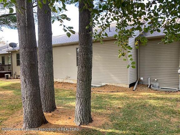 5th image of 320 Emerald Dr #11