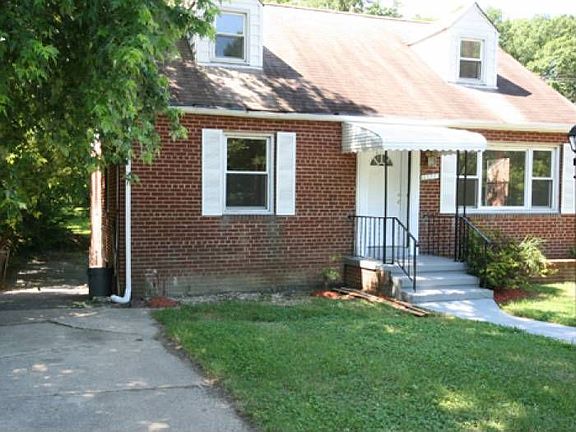 Parking, large lot in bac