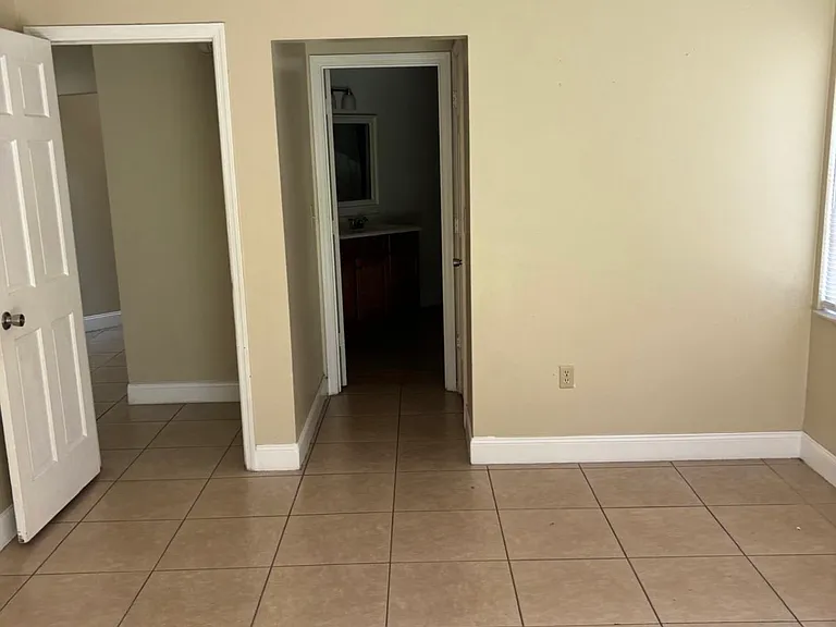 660 Royalty Ct — Photo 8