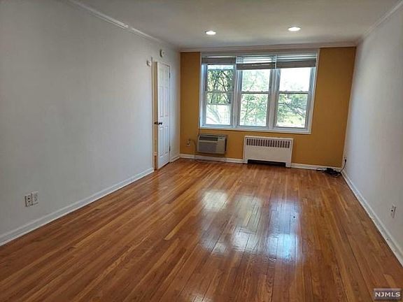 4th image of 2160 Center Ave APT 2K