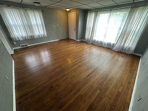 4th image of 8220 Gordon Dr