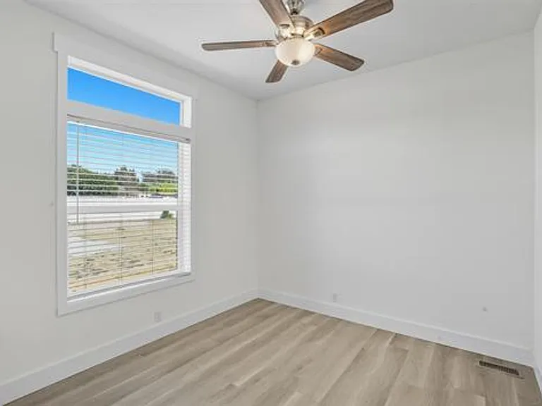 2080 Curtis Dr — Photo 14