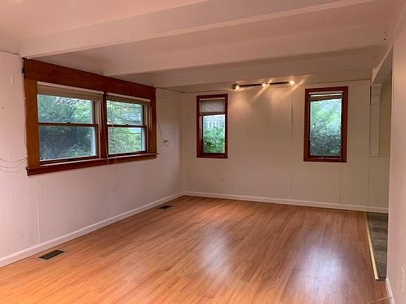 4th image of 12 Badger Ln
