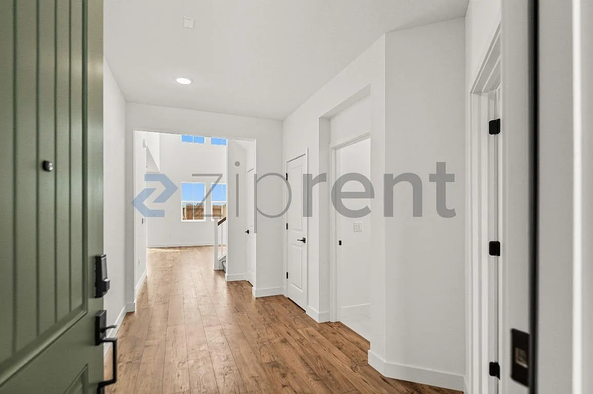 4 bed, 2555 sqft, $3,200 — Photo 4
