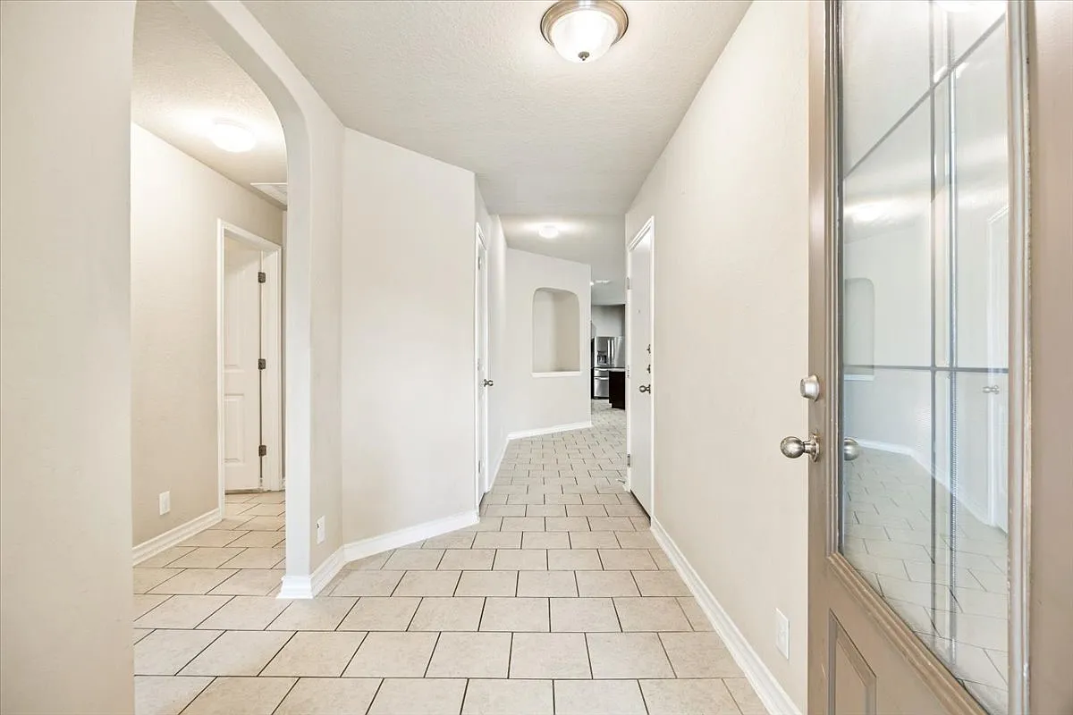 4 bed, 2.0 bath, $1,925 — Photo 2