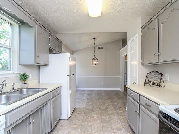 4th image of 102 Pacific Ct