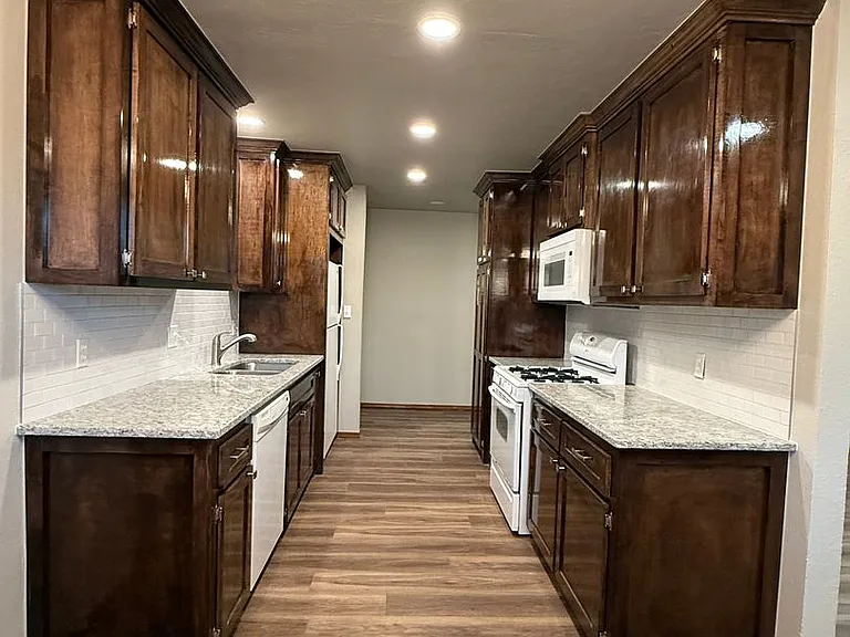 2904 Broadway Ter — Photo 9