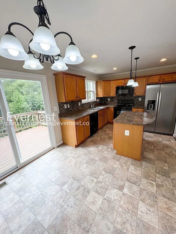 4 bed, 4.0 bath, 1824 sqft, $2,295 — Photo 4