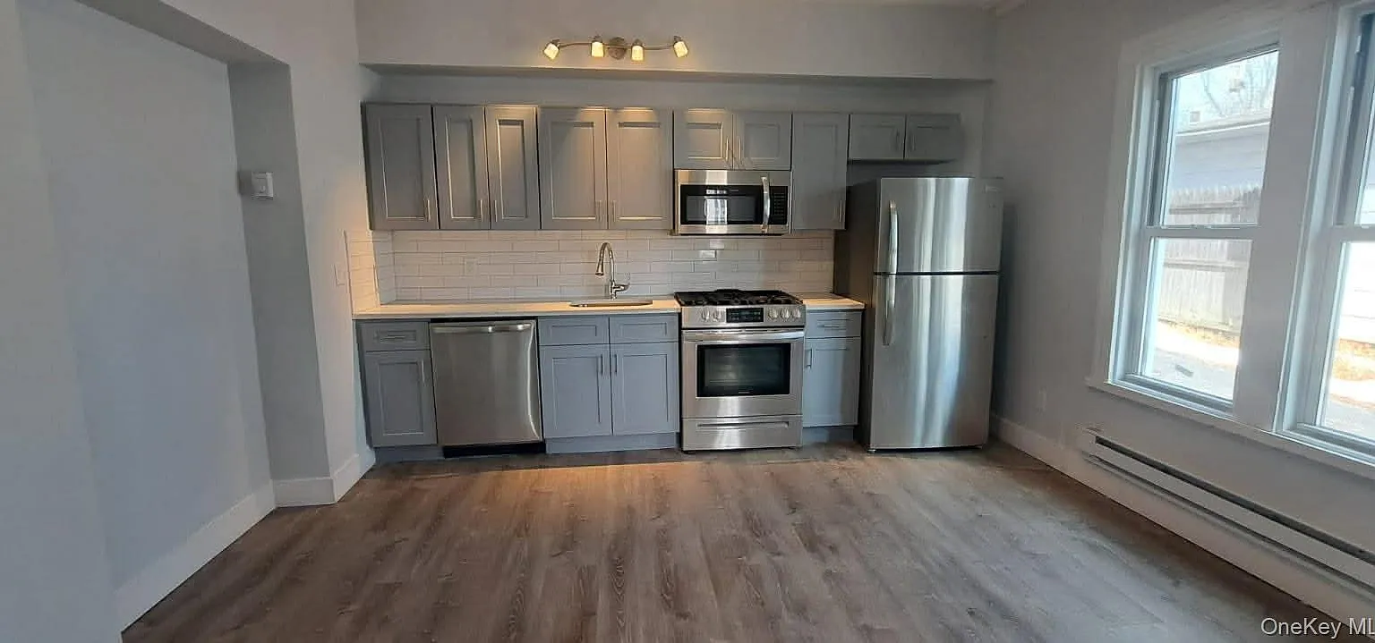 3 bed, 1.0 bath, 900 sqft, $3,200 — Photo 2