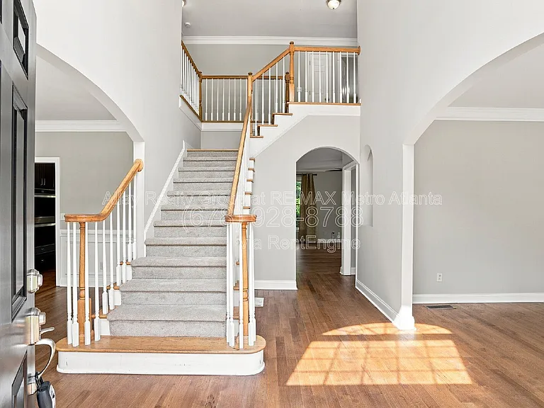 6725 Ridgefield Dr — Photo 3