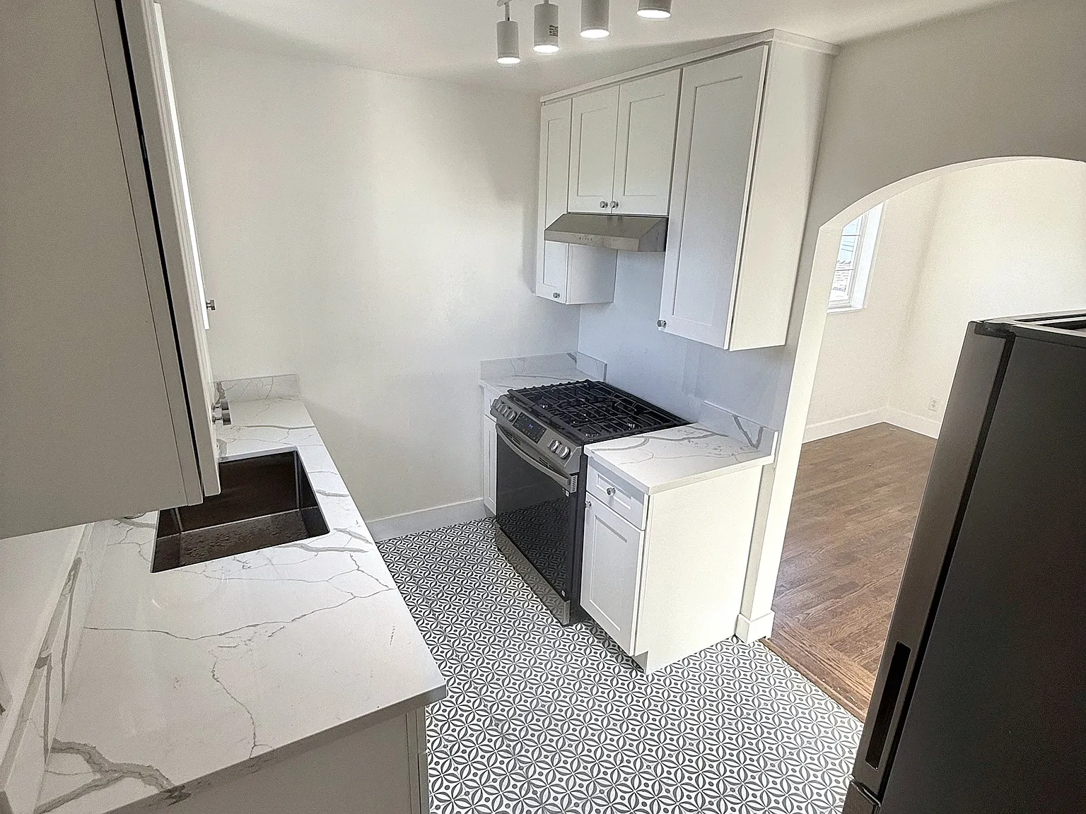 1 bed, 420 sqft, $2,400 — Photo 3