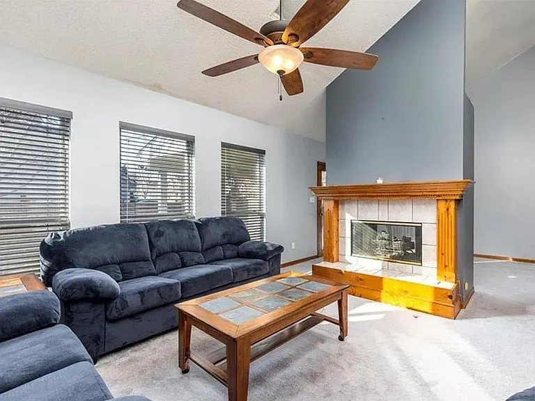 3400 Gateway Dr — Photo 4