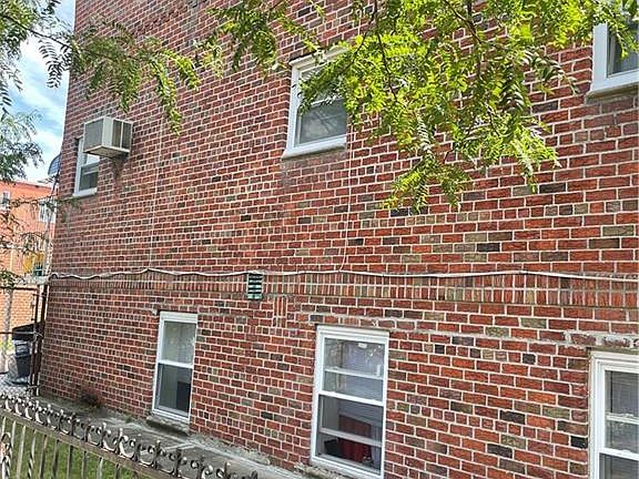 3rd image of 1901 E 52nd St