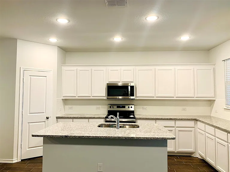 407 Milverton Dr — Photo 6