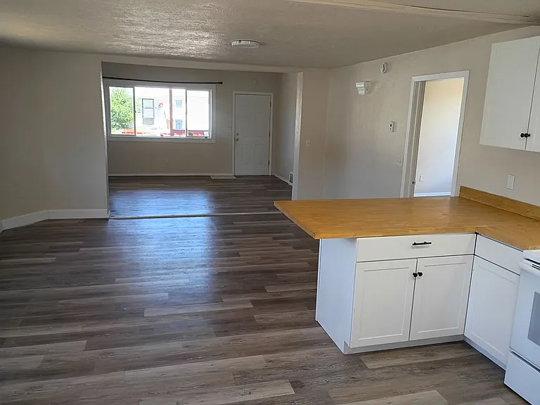 NE Spokane 2 bedroom apartment (Fresh paint and flooring) — Photo 8