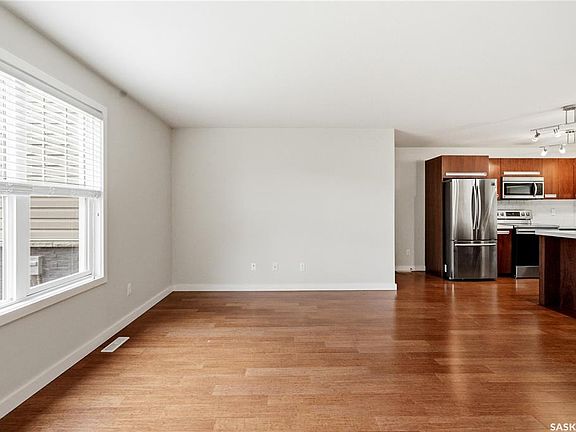 5th image of UNIT 801-1015 Patrick CRESCENT