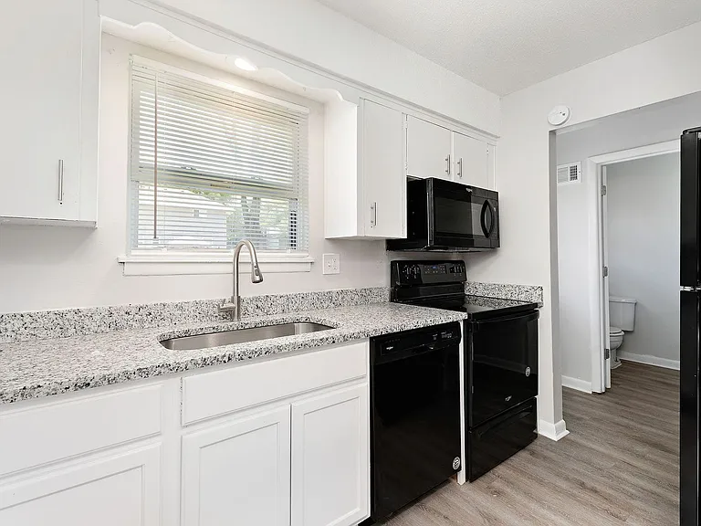 221 E Washington St #A — Photo 4