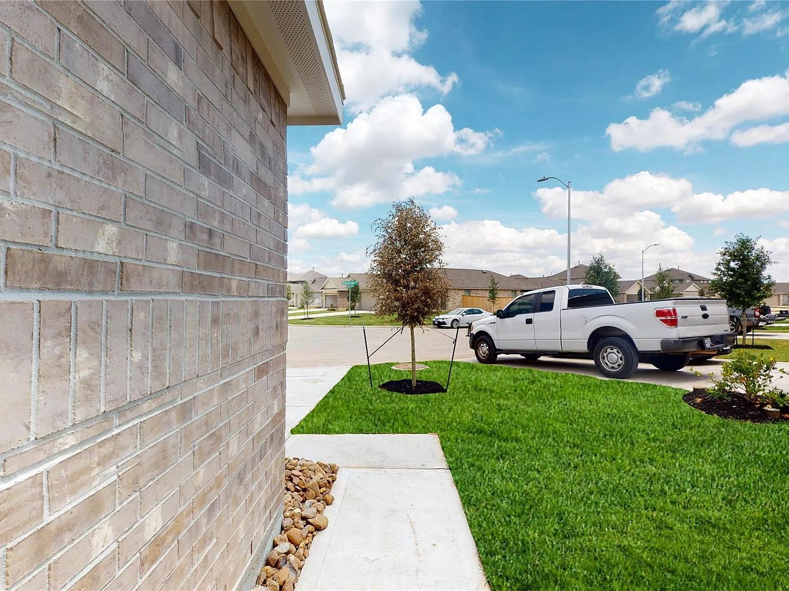3 bed, 2.0 bath, 1350 sqft, $1,796 — Photo 2