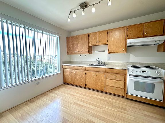 3rd image of 120 Locksley Ave APT 3