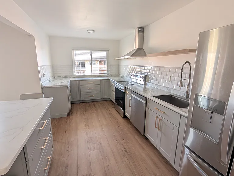 5350 Camelot Dr #10 — Photo 3