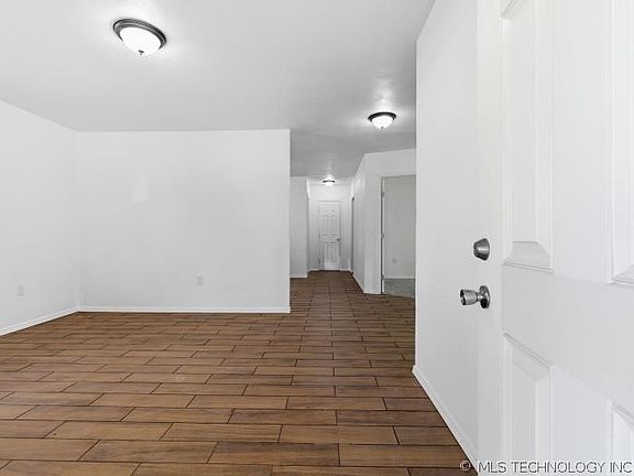 4th image of 822 W 10th St