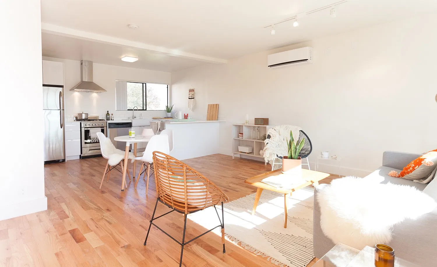 2 bed, 800 sqft, $3,350 — Photo 1