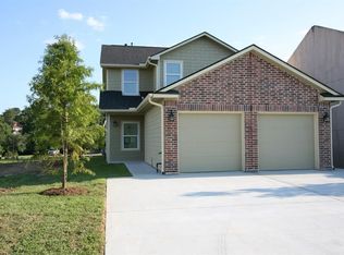Like New Two Bedroom Townhouse in April Sound, Montgomery, TX 77356