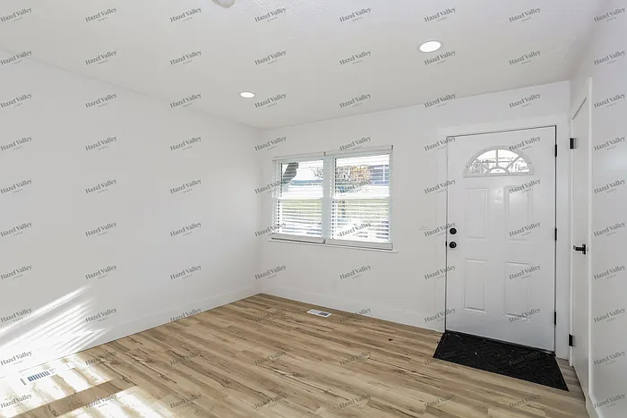 4 bed, 1.0 bath, 1073 sqft, $1,770 — Photo 4