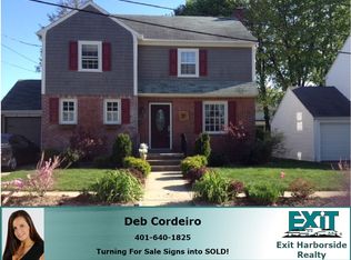2 Englewood Ln, Warwick, RI 02888