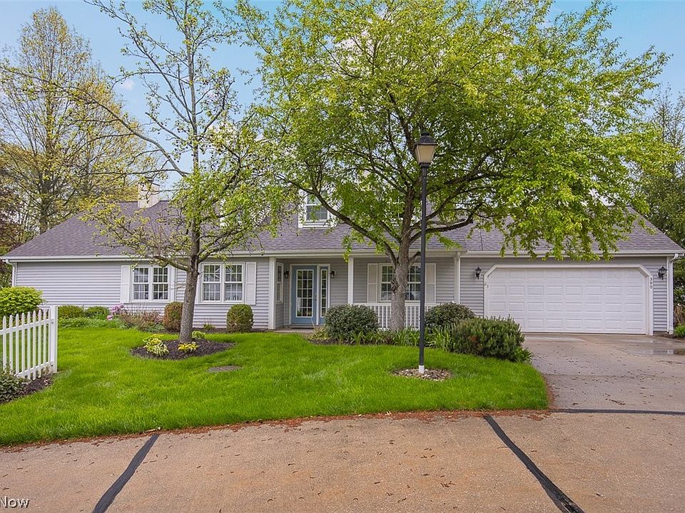 1st image of 390 Vista Ln
