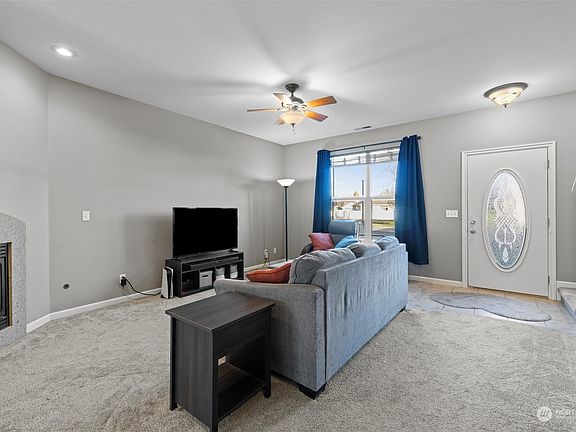 4th image of 618 SE Jillian Ct