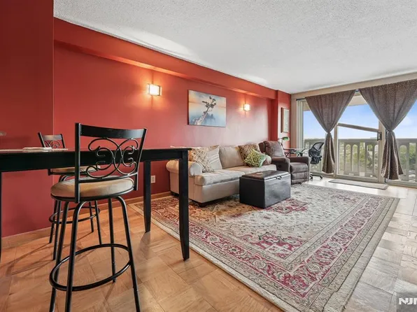 555 North Ave APT 8W, Fort Lee, NJ 07024