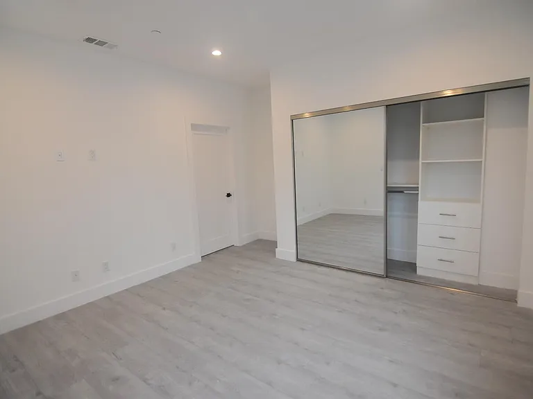 13822 Oxnard St — Photo 7