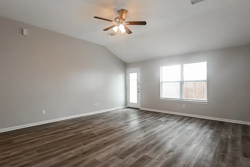 3 bed, 2.0 bath, 1966 sqft, $2,515 — Photo 4