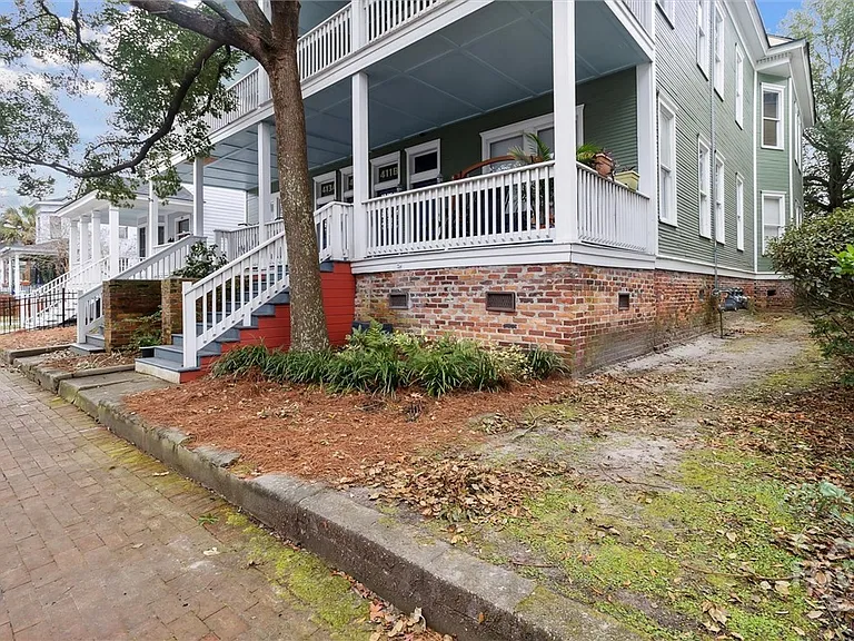 413 E Waldburg St #B — Photo 3