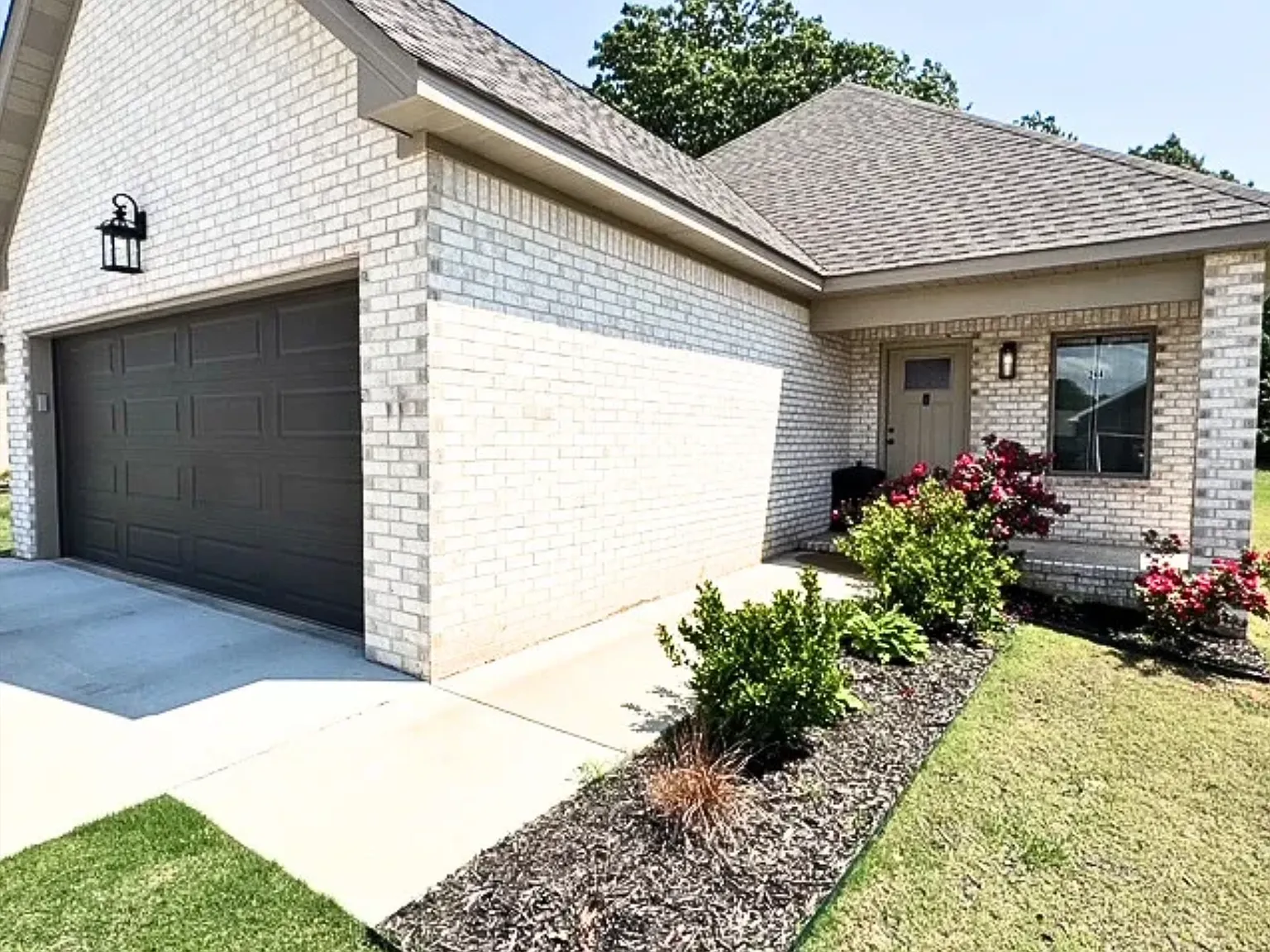 4 bed, $2,200 — Photo 2