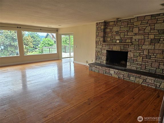 4th image of 5560 Ocean View Boulevard NE