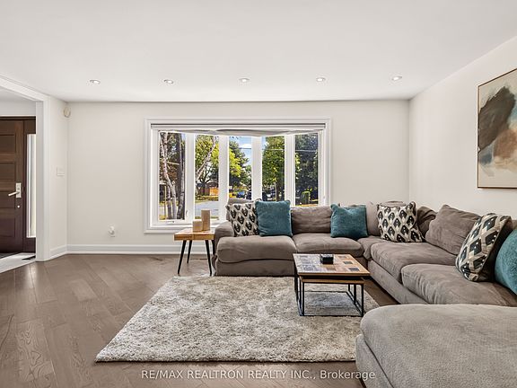 5th image of 219 Bay Thorn Dr