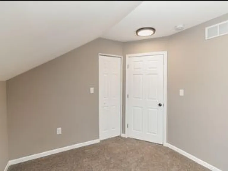 140 N Lindberg St — Photo 16