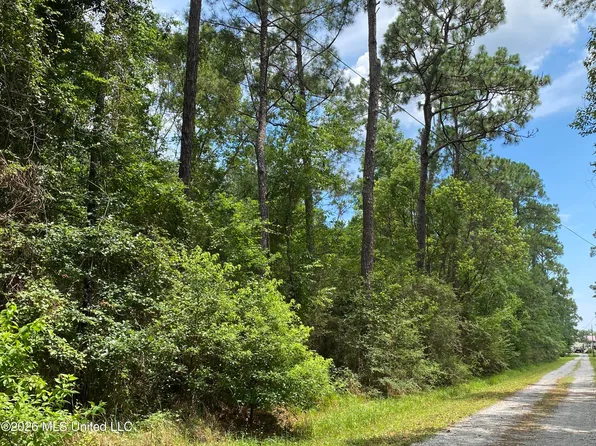 18 Williams Dr, Pass Christian, MS 39571