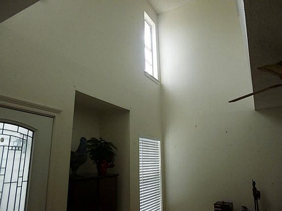 5th image of 727 Gladstone Dr