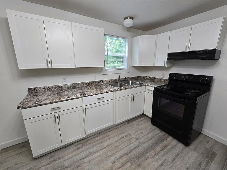 1520 W Lynn St — Photo 5