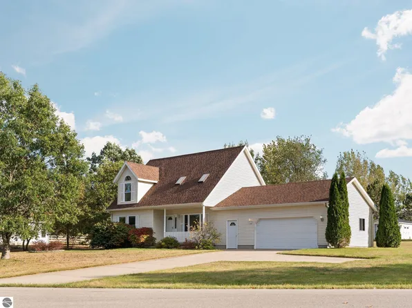 9444 Windsong Ln, Cadillac, MI 49601