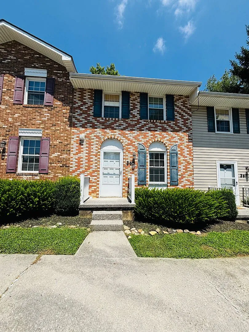 2 Bedroom, 1.5 Bath Townhouse — Photo 2