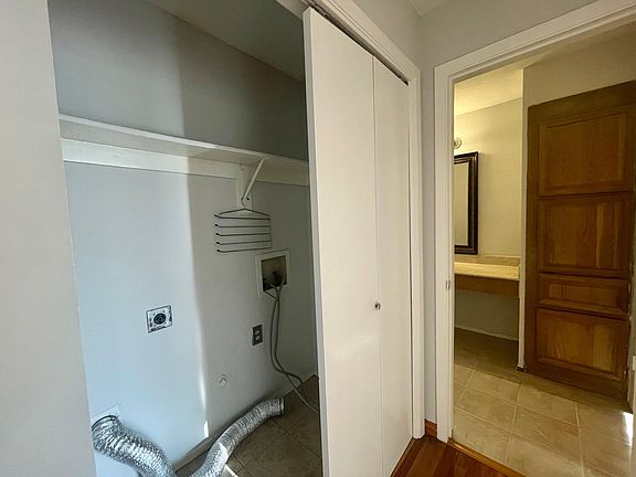5th image of 3140 Devonshire Dr APT 142