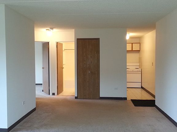 5th image of 1700 Wedgewood Dr APT 212